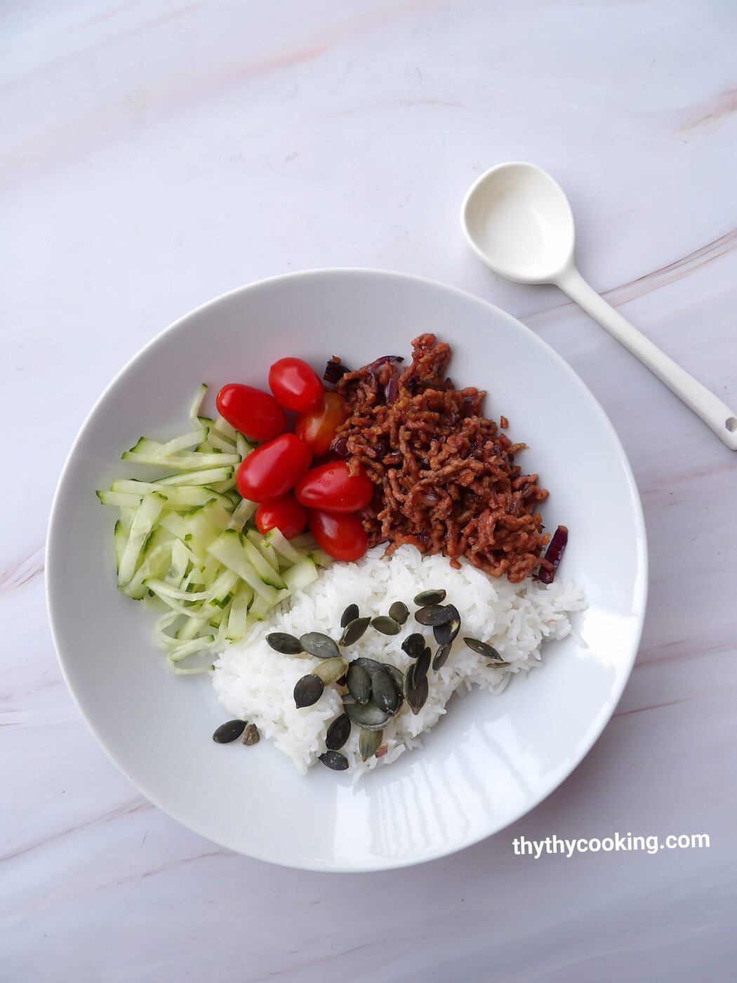 BUDHA BOWL - CƠM TRỘN THỊT BĂM CHAY, CÀ CHUA, DƯA LEO