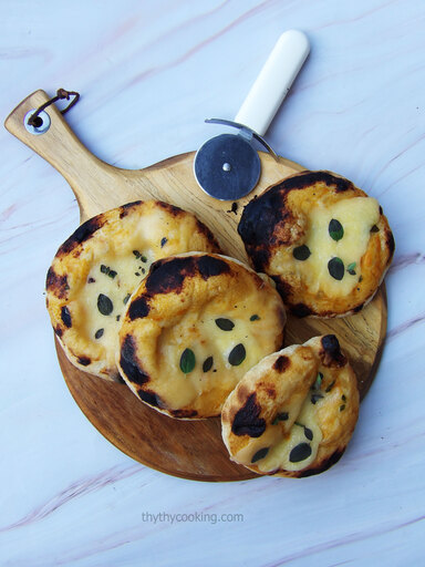 PIZZA CÙNG SỐT CÀ CHUA VÀNG 