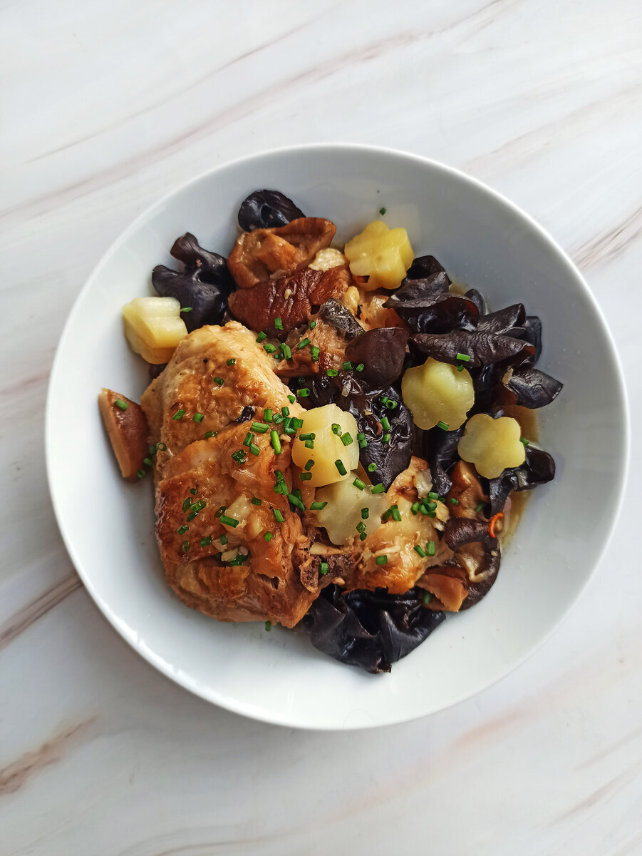 CHICKEN STEW WITH POTATOES AND MUSHROOMS - A DAILY DELICIOUS DISH