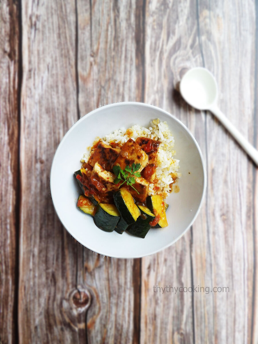 ĐẬU HŨ SỐT CÀ CHUA, ỚT CHUÔNG, MƯỚP NGỌT