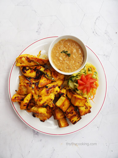 CHICKEN SATAY & TOFU SATAY VÀ SỐT BƠ ĐẬU PHỘNG