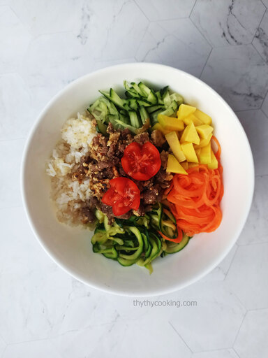 POKE BOWL: THỊT BĂM, CAROT, ZUCCHINI, DƯA LEO, XOÀI