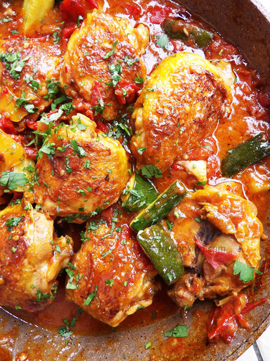 THỊT GÀ HẦM CÀ CHUA, ỚT CHUÔNG, ZUCCHINI